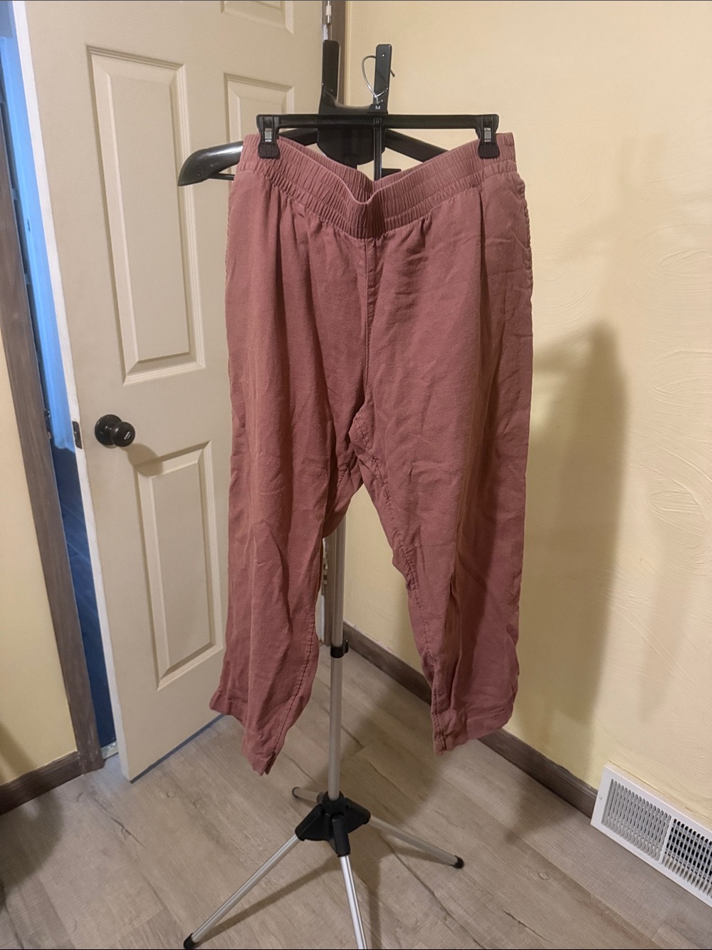Women’s Linen Elastic-Waist Pants in Mauve great for travel